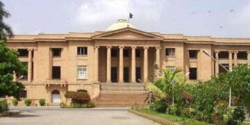 اسلام آباد سے جواب مانگنا ہمارے لیے تو بڑا مسئلہ بن گیا ہے. سندھ ہائیکورٹ کے ریمارکس