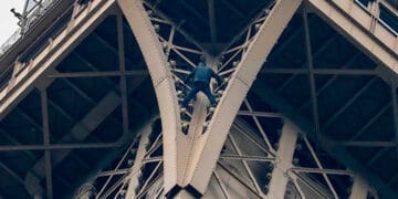 ایفل ٹاور پر ایک شخص چڑھ گیا، ایمرجنسی نافذ۔