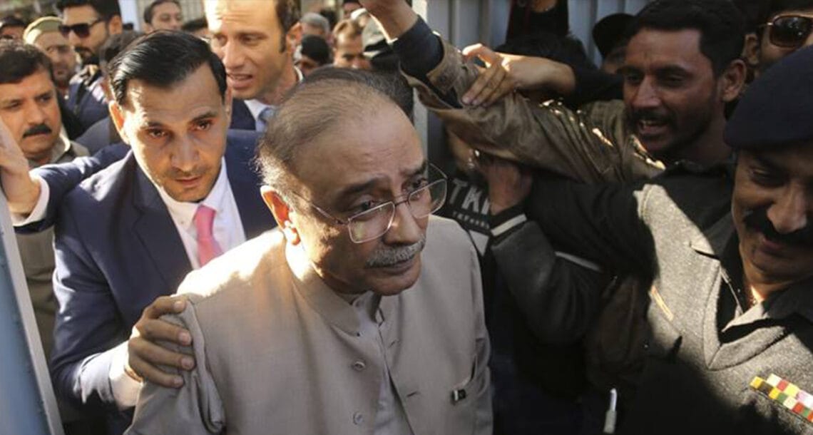 سلیکٹڈ وزیراعظم کو کچھ نہیں پتہ، عمران خان کو لندن بھاگتا دیکھ رہا ہوں۔ آصف علی زرداری