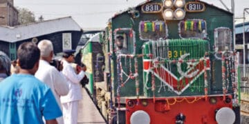 کراچی سے دوسری عید اسپیشل ٹرین لاہور کے لیئے آج 11 بجے روانہ ہوگی۔