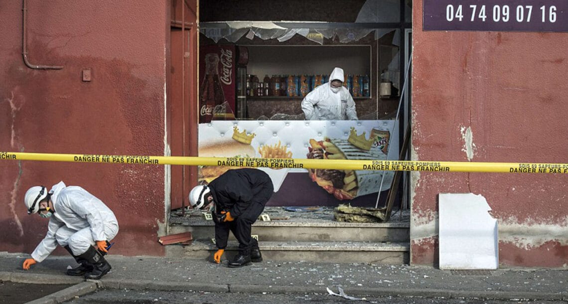 فرانس میں مسجد کے مرکزی دروازے پر مسلح شخص کی فائرنگ، امام اور معروف مذہبی شخص شدید زخمی