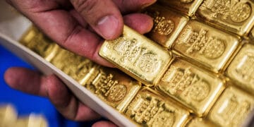 وزیراعظم  کے نوٹس لینے کی وجہ سے ڈالر اور سونے کی قیمت میں کمی
