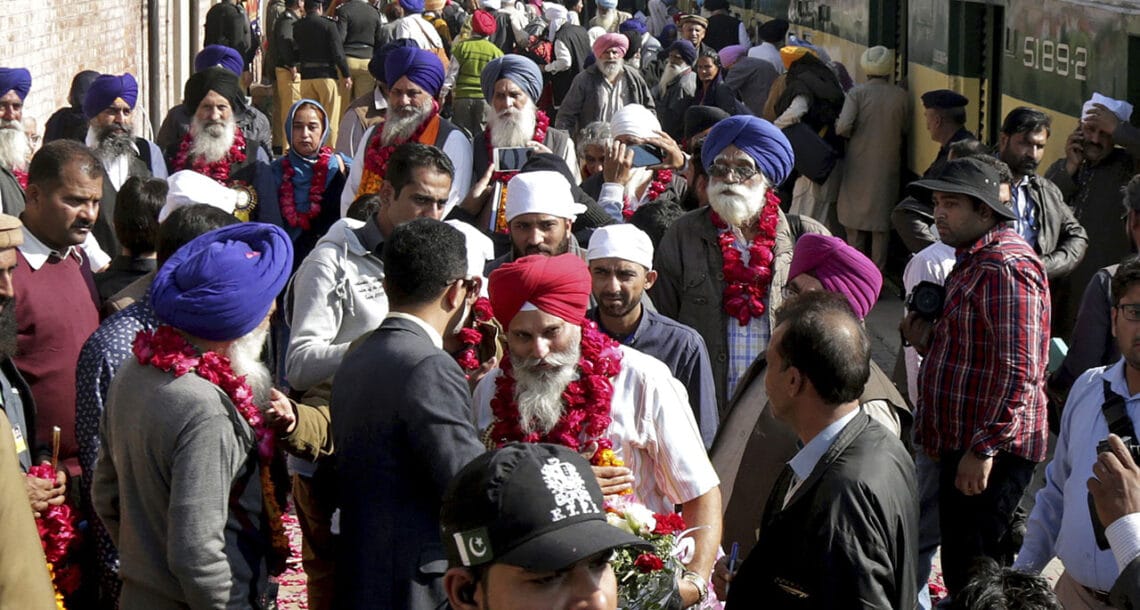 بھارتی سکھ یاتریوں کو بابا گورونانک دیوجی کے 550 ویں جنم دن کے موقع پاکستان آنے کی اجازت