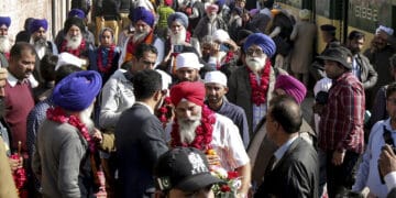 بھارتی سکھ یاتریوں کو بابا گورونانک دیوجی کے 550 ویں جنم دن کے موقع پاکستان آنے کی اجازت