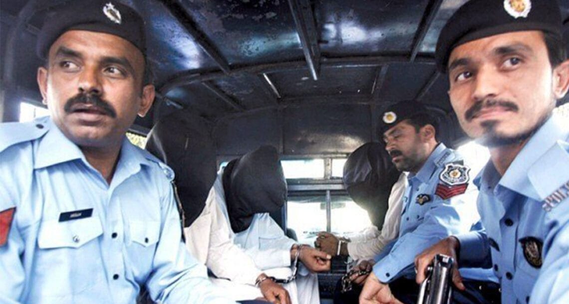 اسلام آباد پولیس کا مساج سینٹر پر چھاپا، غیر اخلاقی سرگرمیوں میں ملوث 3 خواتین سمیت 8 افراد گرفتار