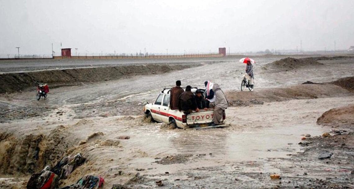 ملک کے مختلف شہروں میں تیز آندھی کے ساتھ طوفانی بارش، بچے سمیت 3 افراد جاں بحق