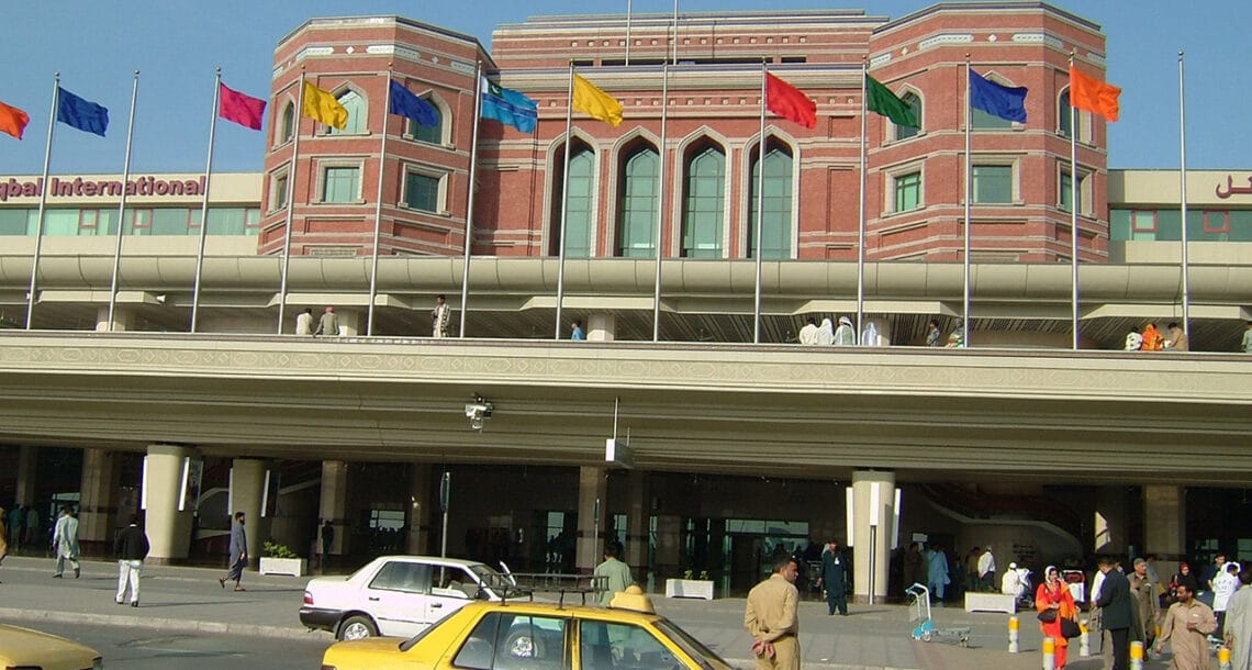 لاہور ایئرپورٹ پر فائرنگ، عمرے سے واپس آنے والے دو افراد ہلاک