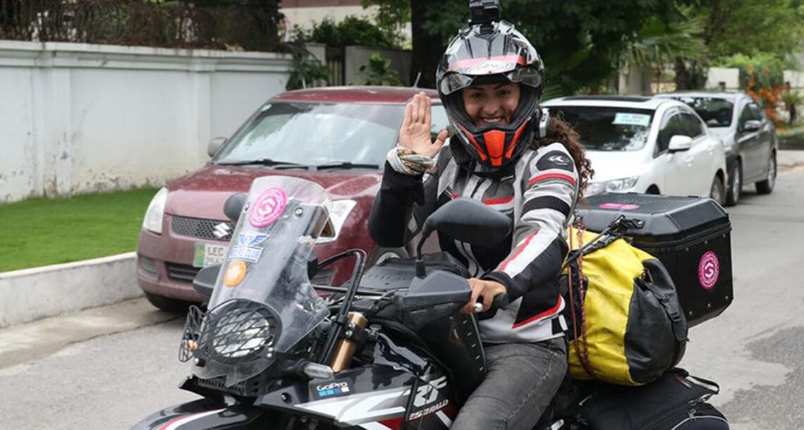 ترک خاتون سیاح موٹر سائیکل پر پاکستان پہنچ گئی