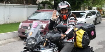 ترک خاتون سیاح موٹر سائیکل پر پاکستان پہنچ گئی