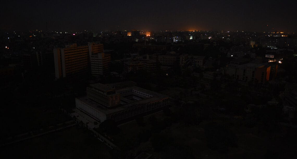 کراچی میں ہلکی بارش، 152 سے زائد فیڈر ٹرپ کرنے سے شہر میں اندھیرے کے ڈیرے