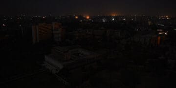 کراچی میں ہلکی بارش، 152 سے زائد فیڈر ٹرپ کرنے سے شہر میں اندھیرے کے ڈیرے