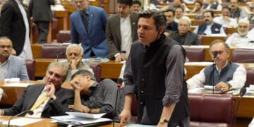 حکومت کا یوٹرن: حماد اظہر سے ریونیو ڈویژن کا قلمدان واپس لے لیا