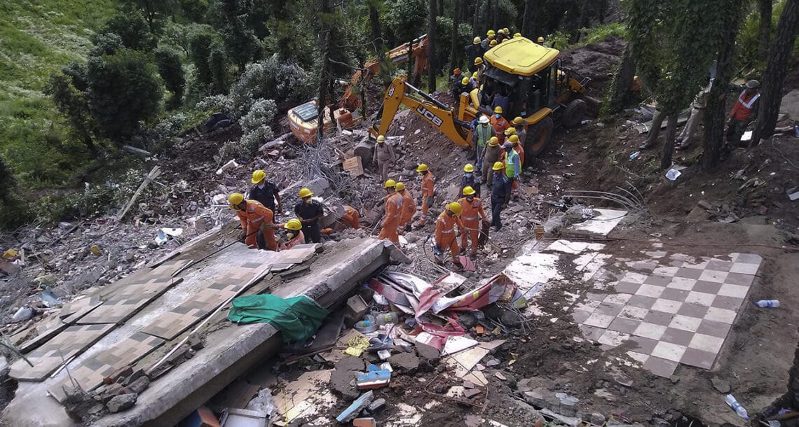 بھارت میں مون سون بارشوں کے دوران ایک عمارت منہدم، 11 فوجی اور 2 شہری ہلاک