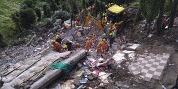 بھارت میں مون سون بارشوں کے دوران ایک عمارت منہدم، 11 فوجی اور 2 شہری ہلاک