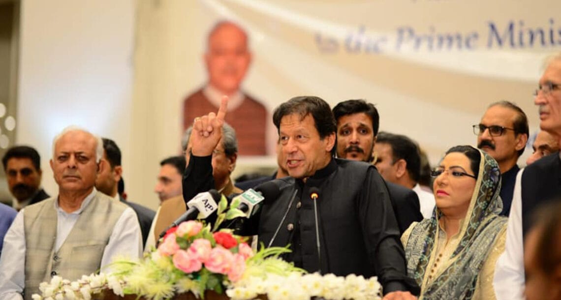 دنیا صرف اس کی عزت کرتی ہے جو اپنی عزت کرتا ہے، ہاتھ پھیلانے والوں کی دنیا عزت نہیں کرتی۔ وزیر اعظم