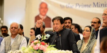 دنیا صرف اس کی عزت کرتی ہے جو اپنی عزت کرتا ہے، ہاتھ پھیلانے والوں کی دنیا عزت نہیں کرتی۔ وزیر اعظم