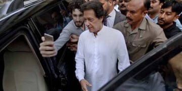 وزیراعظم عمران خان ایک روزہ دورے پر لاہور پہنچ گئے