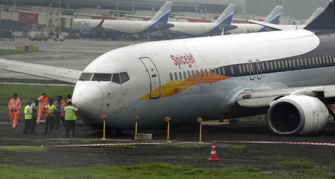 بھارت میں طیارے کا ٹیکنیشن لینڈنگ گیئر کے دروازے میں آکر ہلاک