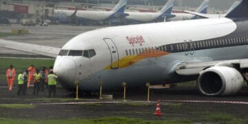 بھارت میں طیارے کا ٹیکنیشن لینڈنگ گیئر کے دروازے میں آکر ہلاک