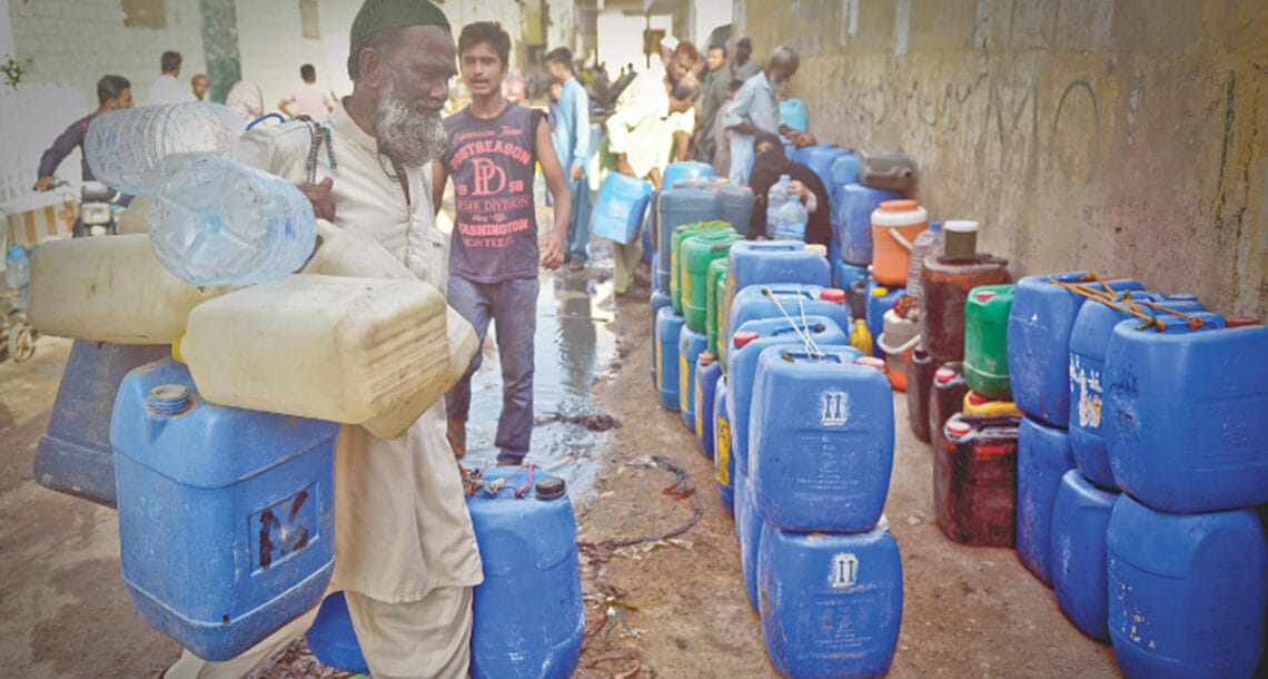 کراچی میں پانی کا بحران سنگین صورتحال اختیار کرگیا، شہری بوند بوند کو ترس گئے