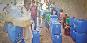 کراچی میں پانی کا بحران سنگین صورتحال اختیار کرگیا، شہری بوند بوند کو ترس گئے