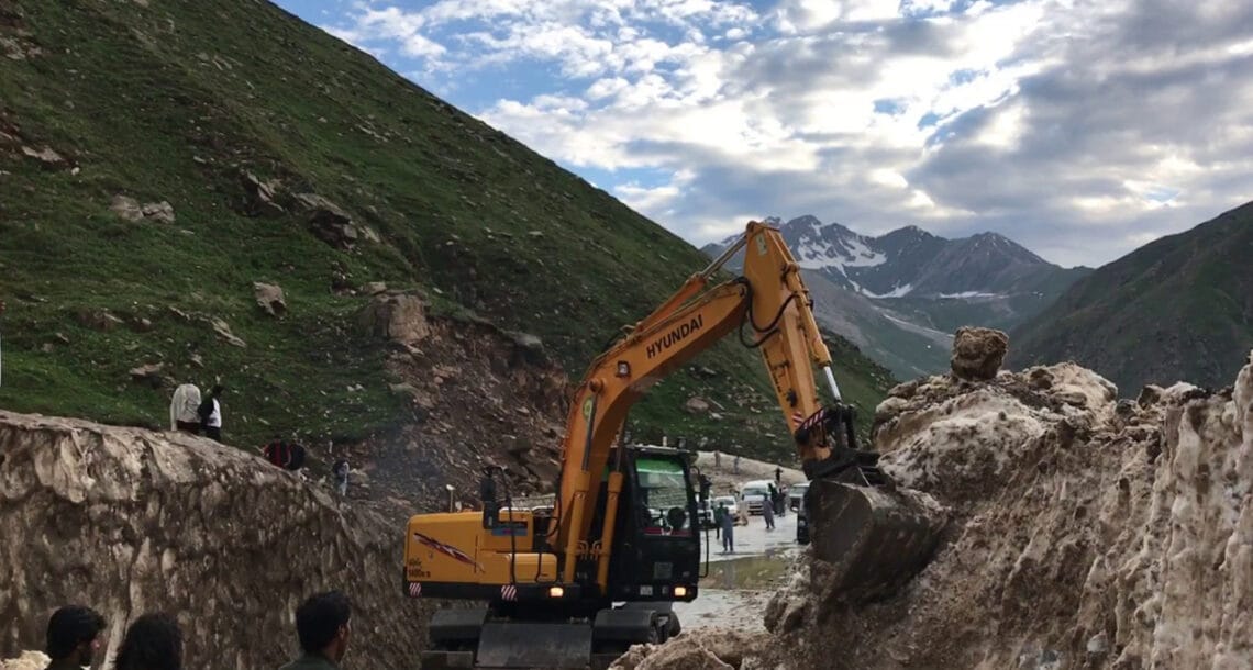 ناران کے سیاحتی مقامات میں شدید لینڈ سلائیڈنگ، دو افراد دب کر لاپتہ