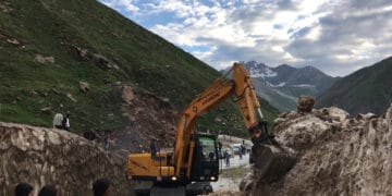 ناران کے سیاحتی مقامات میں شدید لینڈ سلائیڈنگ، دو افراد دب کر لاپتہ