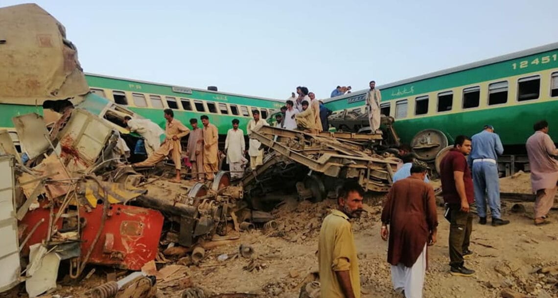 رحیم یار خان کے قریب ولہار ریلوے اسٹیشن پر اکبر ایکسپریس اور مال گاڑی میں تصادم، 11 افراد جاں بحق