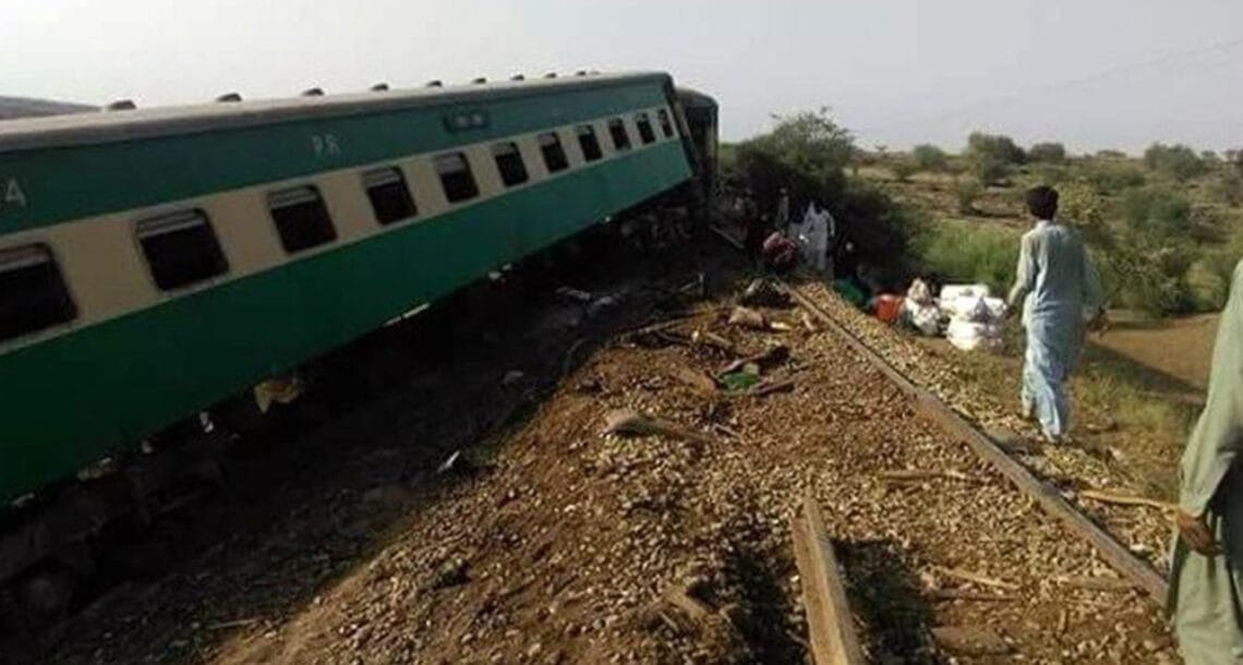 کراچی سے پنڈی جانے والی پاکستان ایکسپریس کی بوگیاں علیحدہ ہوگئیں