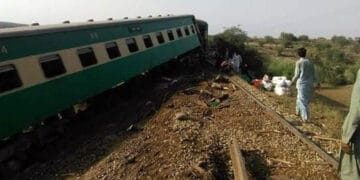 کراچی سے پنڈی جانے والی پاکستان ایکسپریس کی بوگیاں علیحدہ ہوگئیں