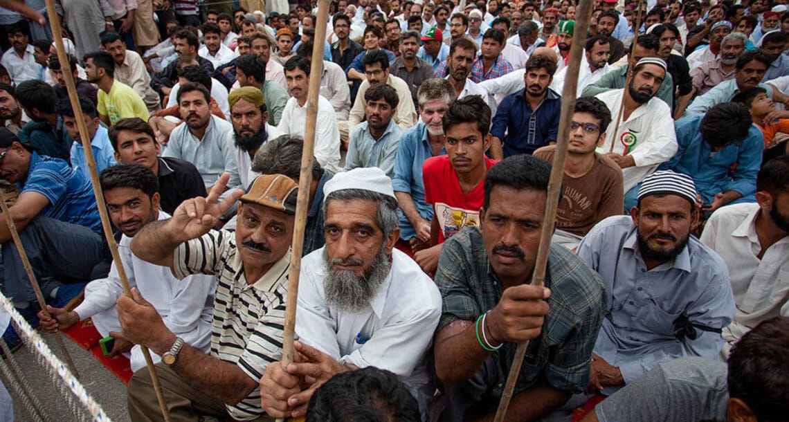 پاکستان ریلوے ملازمین کا احتجاج، تنخواہ میں پچاس فیصد اضافے کا مطالبہ