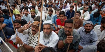 پاکستان ریلوے ملازمین کا احتجاج، تنخواہ میں پچاس فیصد اضافے کا مطالبہ