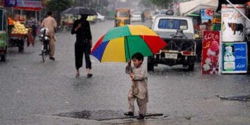ملک کے بیشتر علاقوں میں موسلا دھار بارشوں‌ کا سلسلہ جاری
