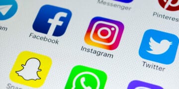 پاکستان سمیت دنیا بھر کے مختلف ملکوں میں فیس بک، انسٹا گرام اور واٹس ایپ کی سروس متاثر