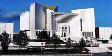 ملزم پورے محلے کو بجلی فروخت کرتا تھا، گیس چوروں کوضمانت نہیں دے سکتے. سپریم کورٹ