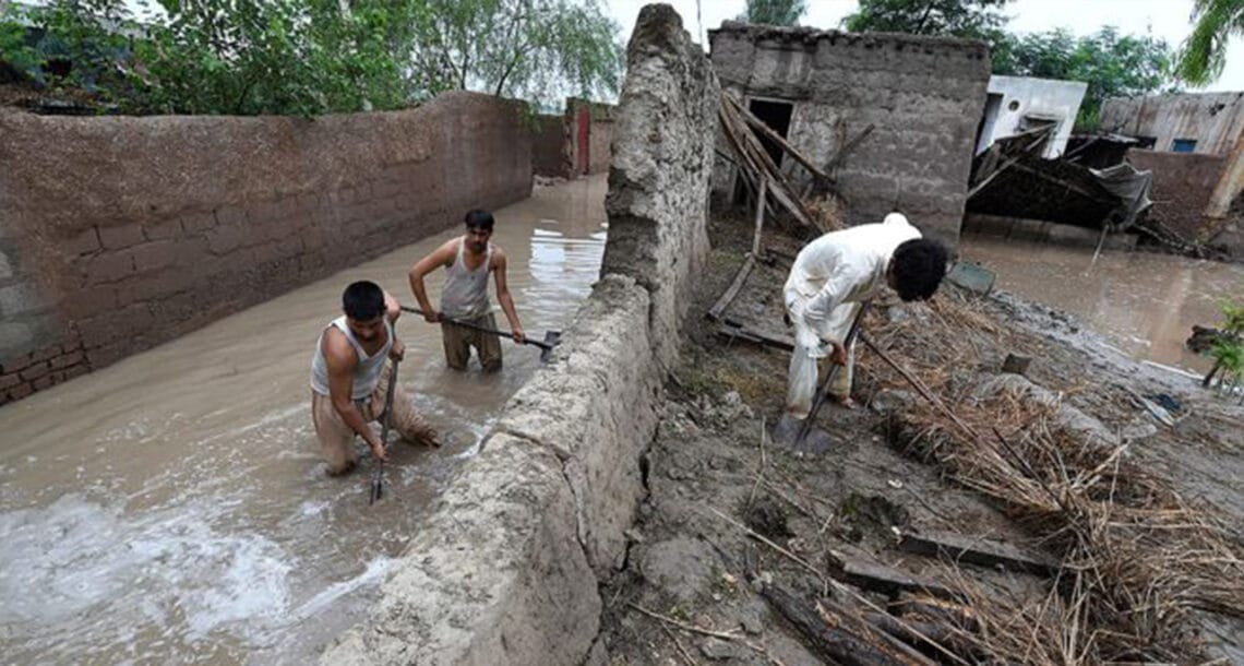 دیربالا میں سیلابی ریلے کی تباہی، مکانات اور کئی گاڑیاں بہہ گئیں