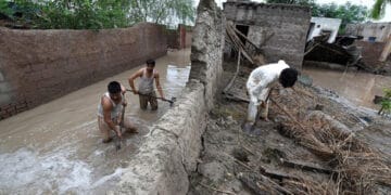 دیربالا میں سیلابی ریلے کی تباہی، مکانات اور کئی گاڑیاں بہہ گئیں