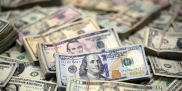 انٹر بینک میں ڈالر ایک روپے 4 پیسے مزید مہنگا