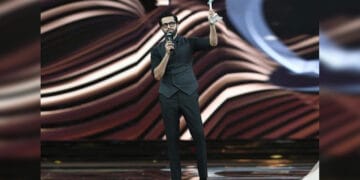 فہد مصطفی نے اپنا ایوارڈ نامور ہدایتکار سید عاطف حسین مرحوم کے نام کر دیا