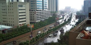 کراچی کے مختلف علاقوں میں ہلکی بارش، موسم خوشگوار