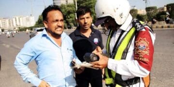 کراچی ٹریفک پولیس کی ہیلمٹ نہ پہننے والوں کے خلاف مہم جاری، تین دن میں 58 لاکھ سے زائد کے چالان کرڈالے