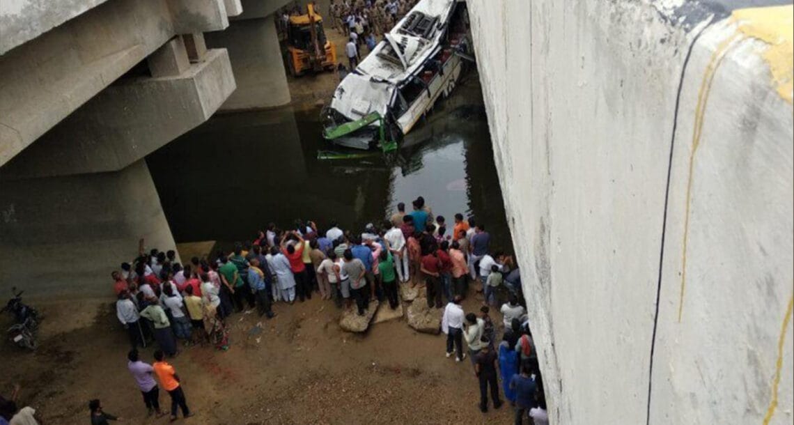 اترپردیش میں مسافر بس نالے میں گرنے کے نتیجے میں 29 افراد ہلاک — پاک الرٹس: سنسنی نہیں، صرف خبر - PakAlerts.net — قابل اعتماد ڈیجیٹل نیوز پلیٹ فارم عالمی امور، تازہ ترین خبریں, سیاست, ٹیکنالوجی، کھیل، معیشت، تفریح، صحت، تعلیم، اور بہت کچھ ایک جگہ پر۔ اترپردیش میں مسافر بس نالے میں گرنے کے نتیجے میں 29 افراد ہلاک