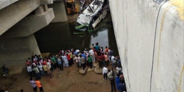 اترپردیش میں مسافر بس نالے میں گرنے کے نتیجے میں 29 افراد ہلاک