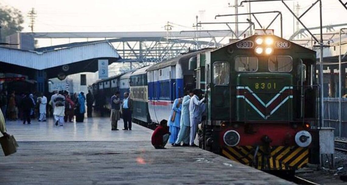 پاکستان ریلوے کا آج سے مسافر ٹرینوں کے کرایوں میں اضافہ