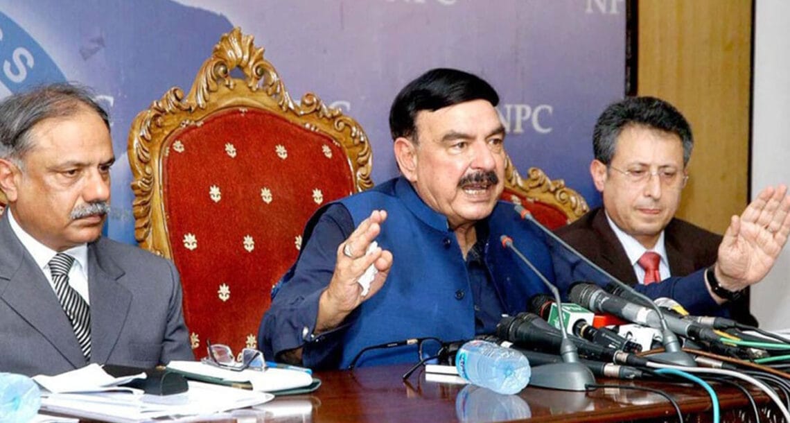وزیر ریلوے شیخ رشید کارحیم یار خان ٹرین حادثے کا شکار افراد کے لئے امداد کا اعلان