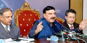 وزیر ریلوے شیخ رشید کارحیم یار خان ٹرین حادثے کا شکار افراد کے لئے امداد کا اعلان