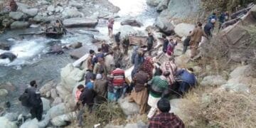 مقبوضہ کشمیر سری نگر میں مسافر بس کھائی میں جا گری، 33 افراد ہلاک