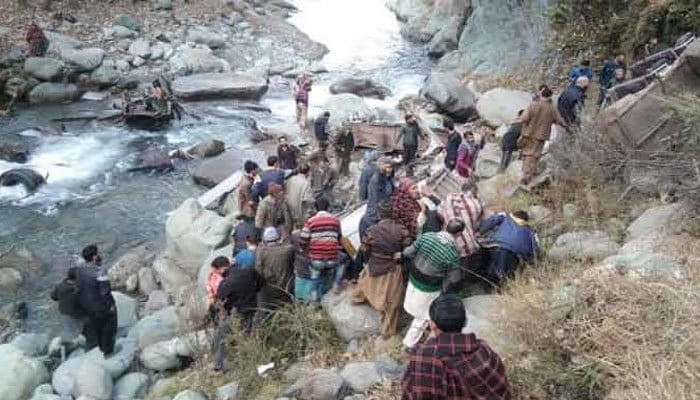 مقبوضہ کشمیر سری نگر میں مسافر بس کھائی میں جا گری، 33 افراد ہلاک