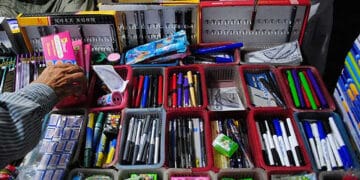 کتابوں، کاپیوں اور اسٹیشنری پر 15 سے 20 فیصد اضافہ، والدین پریشان