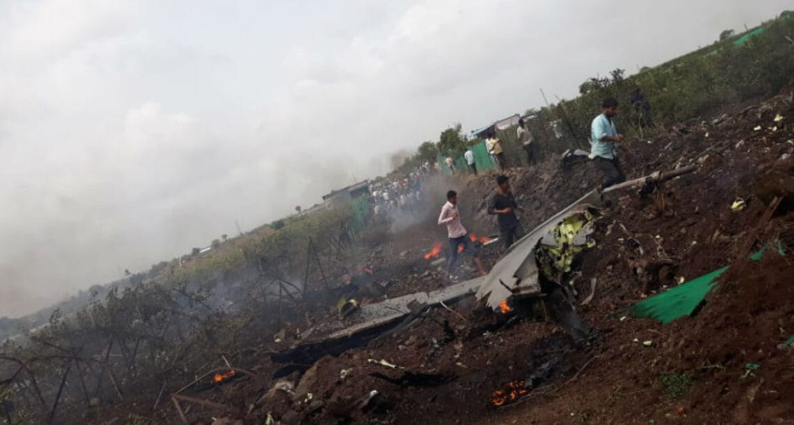 بھارت میں انڈین ایئر فورس کا جنگی طیارہ کھیتوں میں گر کر تباہ